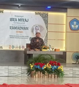 Ustadz Sahlan, S.Pd.I., sedang menyampaikan tausiah. (foto: rokania doc)