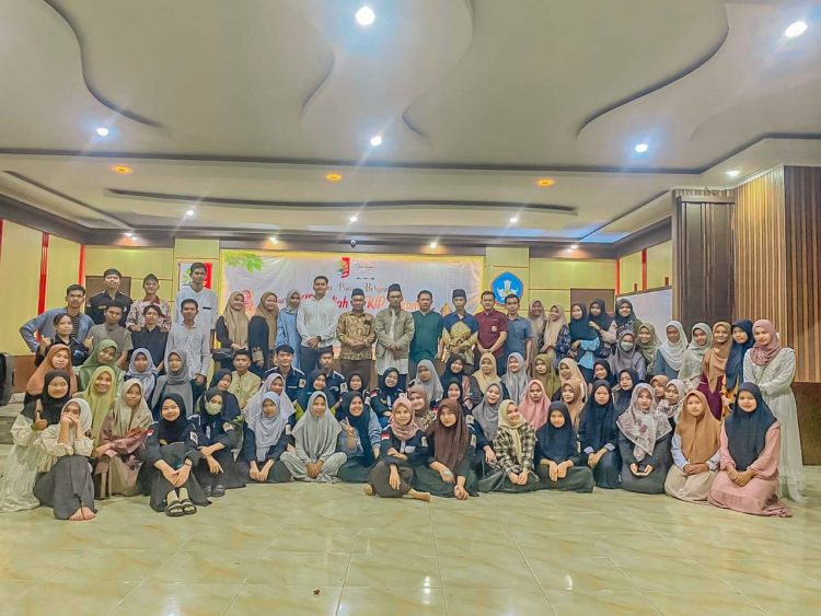 Pengurus dan sebagian anggota IKKIP-K Rokania berfoto saat acara Buka Puasa Bersama (foto: dok IKKIP-K)