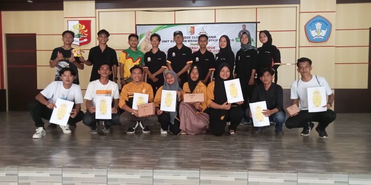 Bersama para juara yang mendapatkan hadiah dan sertifikat (foto: hotman dkk)