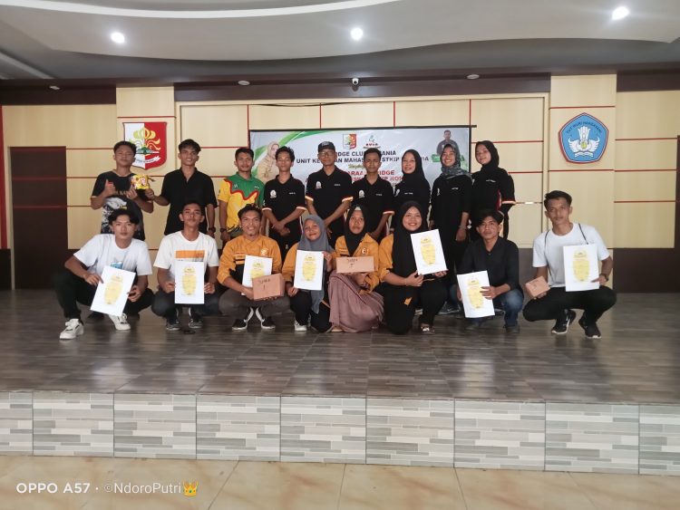 Bersama para juara yang mendapatkan hadiah dan sertifikat (foto: hotman dkk)