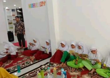 Anak-anak sedang membaca