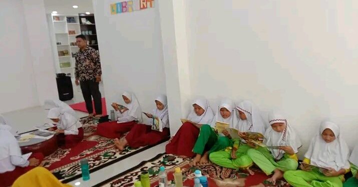 Anak-anak sedang membaca