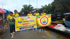 Pengurus ALK berfoto bersama di lokasi terdampak banjir di Langgam (foto: humas ALK)