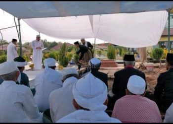 Sebagian prosesi menambak kubur