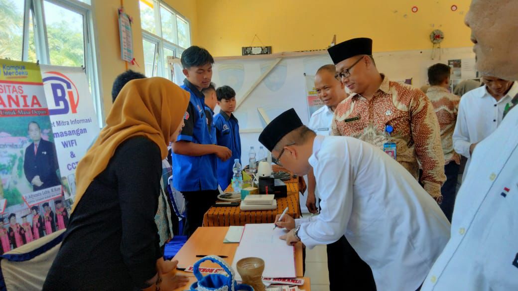 Universitas  Rokania Hadir pada Job Fair dan Expo SMK N 1 Tambusai Utara 2024!