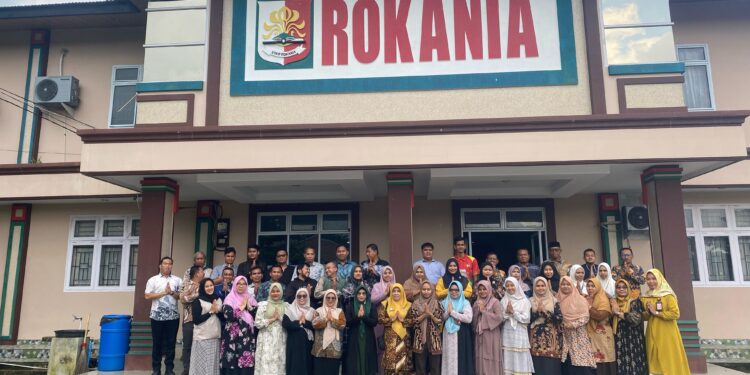 Sebagian dosen dan pegawai berfoto bersama setelah acara Halalbihalal 1446 H di Rokania. (humas rokania)