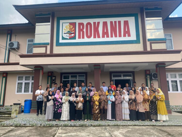 Sebagian dosen dan pegawai berfoto bersama setelah acara Halalbihalal 1446 H di Rokania. (humas rokania)