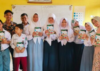 Inovasi Pendidikan Tunagrahita: Universitas Rokania Kembangkan dan Serahkan Media Augmented Reality ke SLB Negeri Rokan Hulu