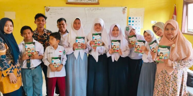 Inovasi Pendidikan Tunagrahita: Universitas Rokania Kembangkan dan Serahkan Media Augmented Reality ke SLB Negeri Rokan Hulu