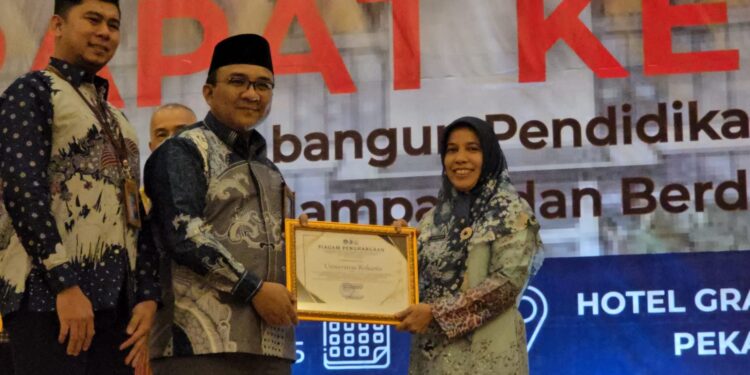 Universitas Rokania Raih Penghargaan Pelaporan PDDIKTI Ganjil 2024 Terbaik Ketiga pada Rapat Kerja LLDIKTI Wilayah XVII di Pekanbaru