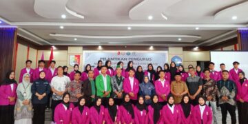 Panitia, pengurus dan tamu undangan berfoto bersama (foto: humas rokania)