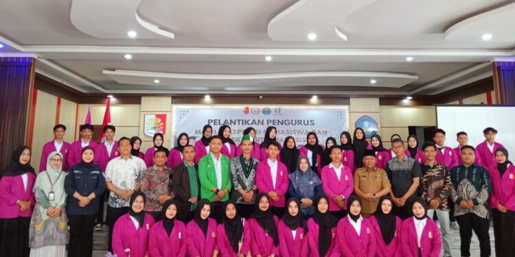 Panitia, pengurus dan tamu undangan berfoto bersama (foto: humas rokania)