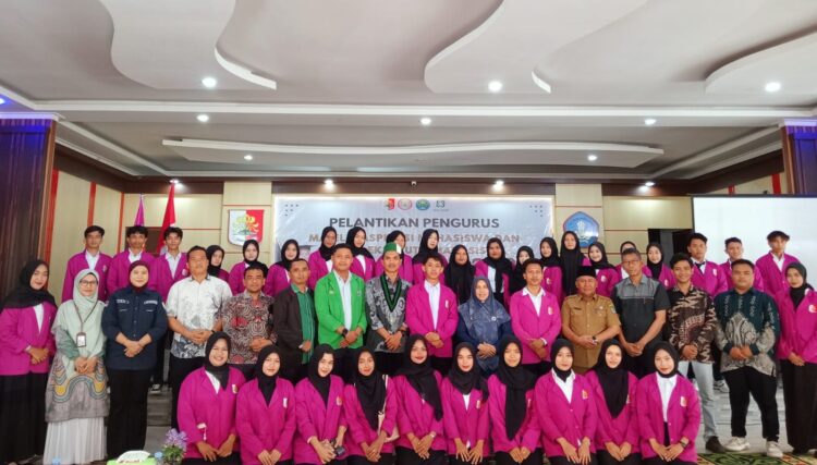 Panitia, pengurus dan tamu undangan berfoto bersama (foto: humas rokania)