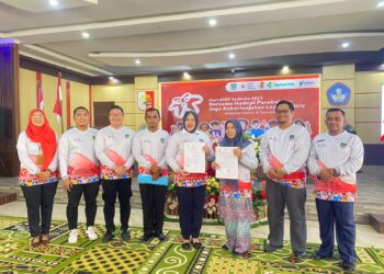 Rektor dan Ketua PMI Rokan Hulu berfoto bersama setelah penandatanganan MoU (sumber foto: humas rokania)