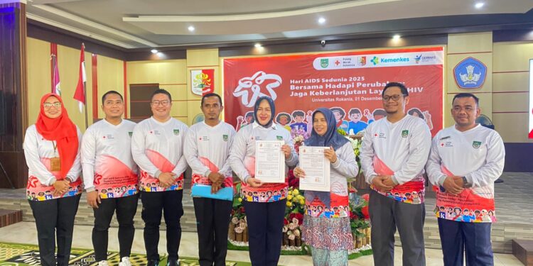 Rektor dan Ketua PMI Rokan Hulu berfoto bersama setelah penandatanganan MoU (sumber foto: humas rokania)