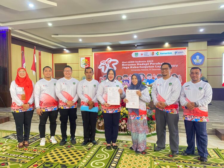 Rektor dan Ketua PMI Rokan Hulu berfoto bersama setelah penandatanganan MoU (sumber foto: humas rokania)