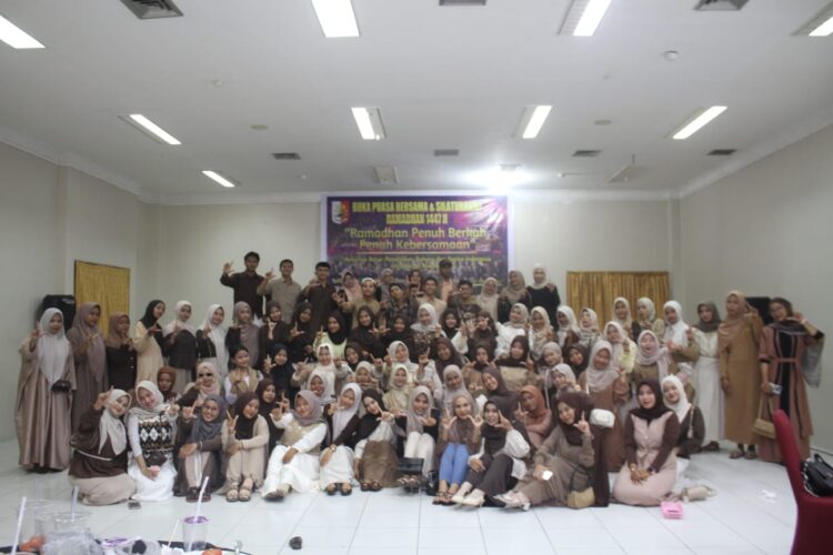 Di sela-sela acara buka bersama mahasiswa PBSI.