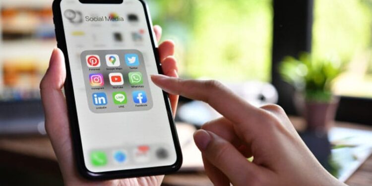 Pengaruh Negatif Pemakaian Media Sosial Terhadap Kalangan Remaja