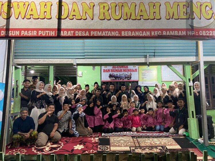 Berfoto setelah buka puasa bersama